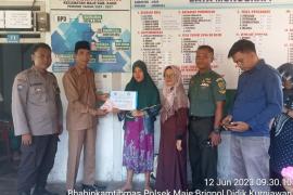 Hadiri Kegiatan Pembagian BLT DD, Bhabinkamtibmas Polsek Maje Sampaikan Pesan Kamtibmas