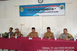 Bhabinkamtibmas Polsek Sukaraja Hadiri Undangan Pelatihan Membatik di Desa Kayu Arang 