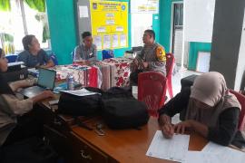 Sambangi RW Tempat Bertugas, Polisi RW Polsek Lais Berdiskusi Dengan Pengurus RW