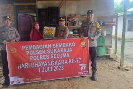Sambut HUT Bhyangkara Ke-77, Personel Polsek Sukaraja  Berikan Bantuan Sembako Kepada Warga 