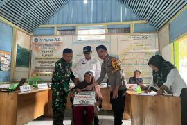 Bhabinkamtibmas Polsek Lebong Selatan Hadiri Penyaluran BLT DD di Desa Kutai Donok