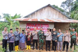 Dalam Rangka HUT Bhayangkara Ke-77, Polres Kaur Lakasankan Kegiatan Bedah Rumah 