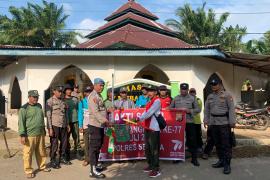 HUT Bhayangkara ke 77,  Polsek Sukaraja Gelar Kegiatan Bakti Sosial Bersih-Bersih Tempat Ibadah dan Bagikan Alat Kebersihan 