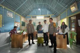 Kapolsek dan Bhabinkamtibmas Hadiri Penyaluran BLT DD di Desa Kutai Donok