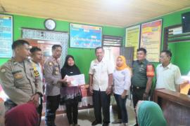 Dihadiri Kapolsek Lais, Desa Dusun Raja Distribusikan BLT DD