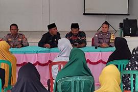 Berikan Rasa Aman, Polsek Padang Jaya Monitoring Penyaluran BLT DD Desa Sido Luhur