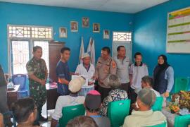 Polsek Lais Awasi Desa Kalbang Salurkan BLT