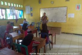 Police Go to School, Polsek Padang Guci Hulu Laksanakan Sosialisasi Penyuluhan Kenakalan Remaja di SD 82 Kaur 