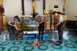 Sambut HUT Bhayangkara Ke 77, KBO Sat Samapta Polres BS Pimpin Kerja Bakti di Gereja Santo Petrus 