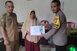Bhabinkamtibmas Polsek Padang Jaya Lakukan Pengawasan Dalam Penyaluran BLT-DD di Desa Talang Tua