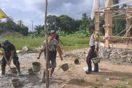 Bhabinkamtibmas Polsek Enggano Ikut Gotong Royong Dirikan Rumah Adat