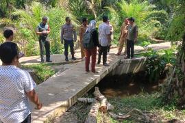 Kapolsek Pino Raya dan Bhabinkamtibmas Hadiri Sertifikasi Pembangunan Rabat Beton Desa Bandung Ayu  