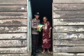 Polsek Kaur Berbagi Beras kepada Warga Kurang Mampu di Desa Gunung Kaya 