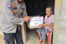 Terima Bantuan Dari Polsek Padang Guci Hulu, Haryati Ucapkan Terimakasih 