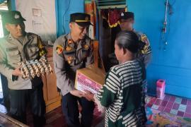 Baksos Dalam Rangka Hari Bhayangkara ke 77, Polsek Giri Mulya Salurkan Sembako