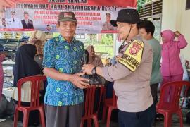Sambut Hari Bhayangkara Ke-77,  Bengkulu Selatan, - Polsek Kota Manna Polres Bengkulu Selatan Polda Bengkulu, menggelar pangan murah bersama Dinas Ketahanan Pangan kabupaten Bengkulu Selatan, dalam rangka menyambut hari BhayanGelar Pangan Murah dan Bansos