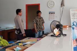 Bhabinkamtibmas Polsek Pino Sambang Dialogis Ke Kantor Pos Berikan Imbauan 