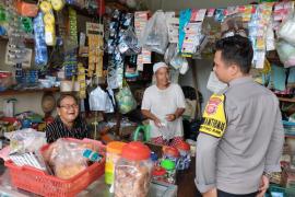 Bhabinkamtibmas Sambang Monitoring Perkembangan Stok dan Harga Sembako 