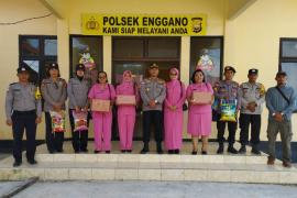 Peringati Hari Bhayangkara ke-77, Polsek Enggano Bersama Bhayangkari Bagikan Bansos dengan Warga Kurang Mampu