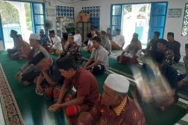 Bhabinkamtibmas Polsek Enggano Isi Khutbah Jumat di Masjid Al Iqrok Desa Meok