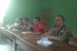 Penyaluran BLT Desa Jago Bayo, Diawasi Polsek Lais 
