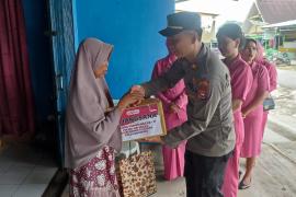 Kapolsek Giri Mulya Serahkan Tali Asih Kepada Purnawirawan