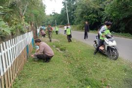 Polsek Kaur Utara Melaksanakan Gotong Royong di Desa Tanjung Betung 2