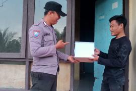 Polsek Muara Sahung Berikan Bantuan kepada Warga yang Membutuhkan di Desa Ulak Bandung 