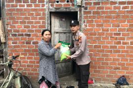 Polsek Kaur Utara Berikan Bantuan Beras kepada Warga Desa Gunung Kaya  