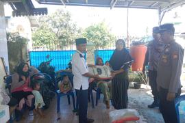 Tiga Warga Desa Tanjung Aur II, Terima Bantuan dari Polsek Tanjung Kemuning 