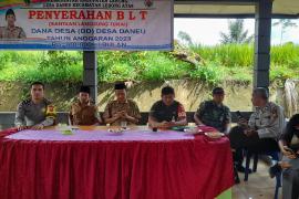 BhabinkamtibmasA Polsek Lebong tas Hadiri Penyaluran BLT DD di Desa Daneu 