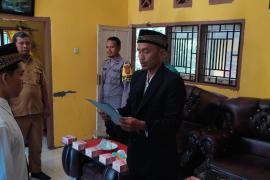 Bhabinkamtibmas Lakukan Monitoring Pelantikan Perangkat Desa