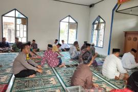 Kanit Binmas dan Bhabinkamtibmas Polsek Kedurang   Safari Jumat, Sampaikan Imbauan Kamtibmas