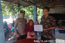 Bhabinkamtibmas Polsek Kaur Utara  Hadir, dan Monitoring Penyaluran BLT DD Di Desa Pulau Panggung