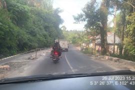 Polsek Sindang Kelingi, Lakukan Pengawalan Warga Lubuk Linggau yang Melintas di Jalan Curup-Padang Ulak Tanding 