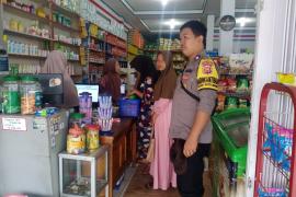Bhabinkamtibmas Sambangi Mini Market Ibul,  Monitoring Perkembangan Stok dan Harga Sembako 