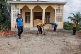 Siap di Gunakan untuk Ibadah, Polsek Batiknau Bersih-Bersih Mushola 