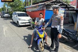 Operasi Patuh Nala 2024, Personel Polres BS Berikan Teguran Secara Simpatik Terhadap Pengendara