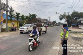 Pagi Hari, Sat Lantas Polres Kaur Laksanakan Pengaturan Lalin di Jalan Raya Bengkulu - Lampung