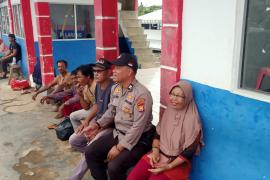 Jaga Sitkamtibmas Kondusif, Polisi Sambangi Warga yang Sedang Belanja di Pasar D1 Ketahun