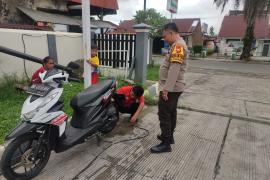 Bhabinkamtibmas Polsek Kota Manna Lakukan Sambang kepada Tukang Tambal Ban   