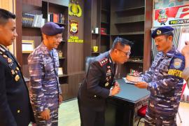 Jalin Sinergitas,  Pos TNI AL Bengkulu Selatan Berikan Kejutan Hari Bhayangkara ke-77 ke Polres BS