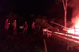 Tempat Judi Sabung Ayam Dibakar Petugas Gabungan TNI-Polri