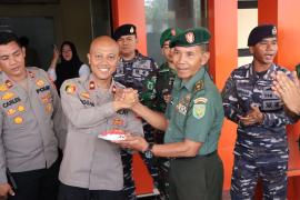 Polres Kaur Dapat Kejutan dan Ucapan HUT Bhayangkara Ke 77 Dari Koramil 04-8 BS/K