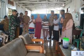 Bhabinkamtibmas Polsek Lebong Tengah Hadiri Penyaluran BLT DD