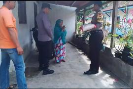 Warga Sakit Menahun dan Janda, Terima Bantuan Sembako dari Personel Polsek Nasal