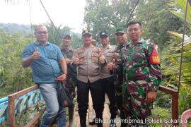 Bersama Babinsa, Personel Polsek Sukaraja Berikan Pengamanan Pemilihan Kepala Desa PAW Desa Arang Sapat