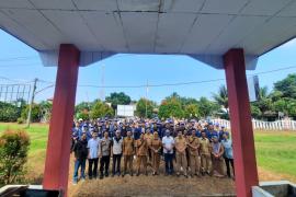 Personel Polsek Air Besi Hadiri Penyambutan Mahasiswa KKN di Kantor Kecamatan Air Besi