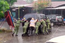 Bentuk Sinergitas Bhabinkamtibmas - Linmas, Bantu Dorong Mobil Warga yang Mogok
