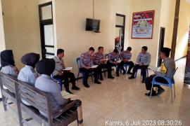 Menciptakan Karakter Anggota Polri yang Lebih Humanis, Polsek Enggano Laksanakan Binrohtal Rutin 